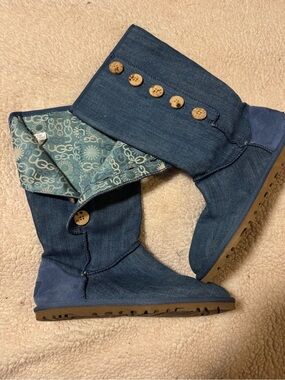 Vintage UGG Australia Lo Pro Denim Button Boots
Denim Blue Sz 6 RARE Mint Cond